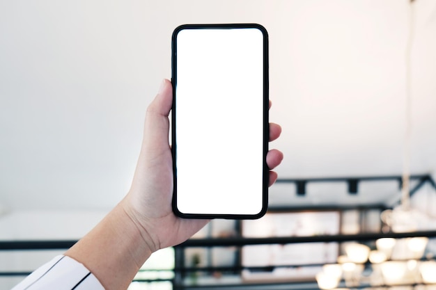 Mãos de mulheres segurando telefone celular tela de cópia de espaço em branco telefone inteligente com conceito de tecnologia