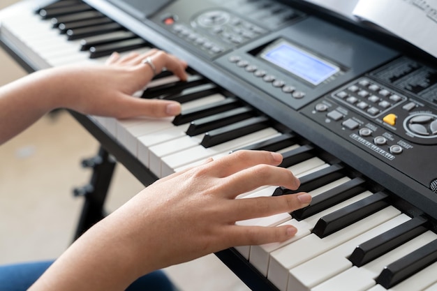 Mãos de músico tocando teclado