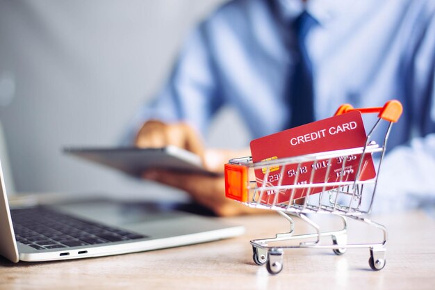 Foto mãos de pagamento online segurando cartão de crédito e usando laptop conceito de compras online