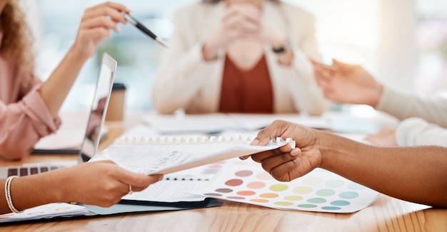 Mãos de papelada de design de cores e reunião com colaboração de empresários na agência de decoração de interiores Equipe na sala de conferências brainstorming e escolha criativa paleta multicolorida e documentos