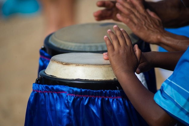 Mãos de percussionista tocando ritmo musical atabaque Música africana