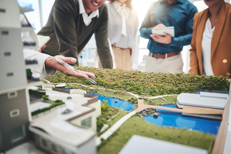 Foto mãos de pessoas criativas e imóveis com modelo 3d de arquitetura de design de construção ou propriedade no escritório closeup da equipe de arquitetos do grupo em reuniões de planejamento de projetos ou layout de piso no local de trabalho