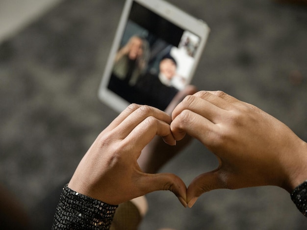 Mãos de pessoas fazendo uma forma de coração Foto de estoque