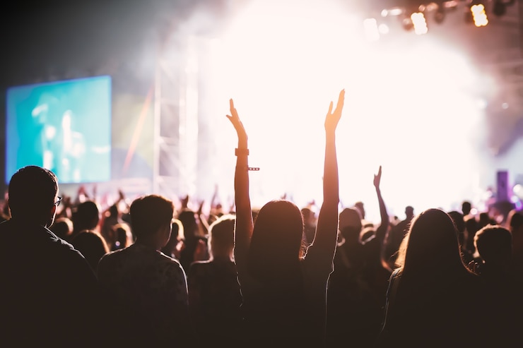 Foto mãos de pessoas felizes se divertindo no palco do festival de rock ao vivo de verão
