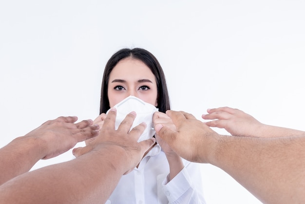 Mãos de pessoas que se estendem a mulher que usava uma máscara