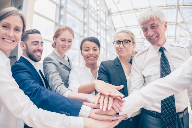 Mãos de pilha de equipe de negócios