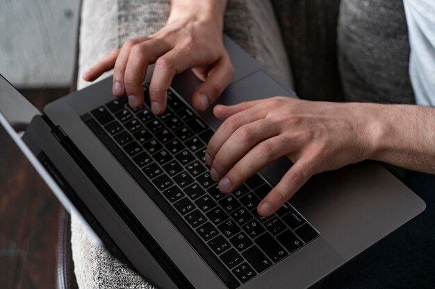 Mãos de programador usando laptop