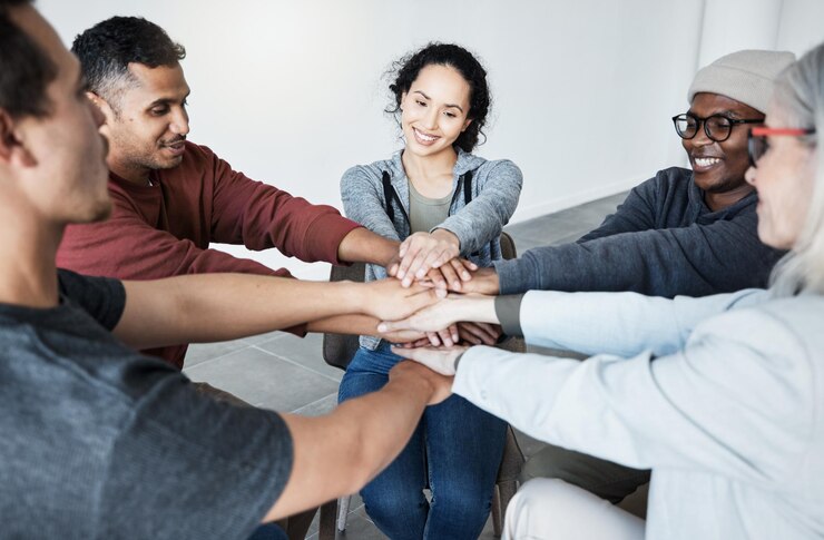 Foto mãos de psicologia ou apoio em terapia de grupo para reabilitação em grupo ou gerenciamento de raiva reunião de aa sucesso ou pessoas sóbrias celebram juntos para aconselhamento de saúde mental ou missão de recuperação