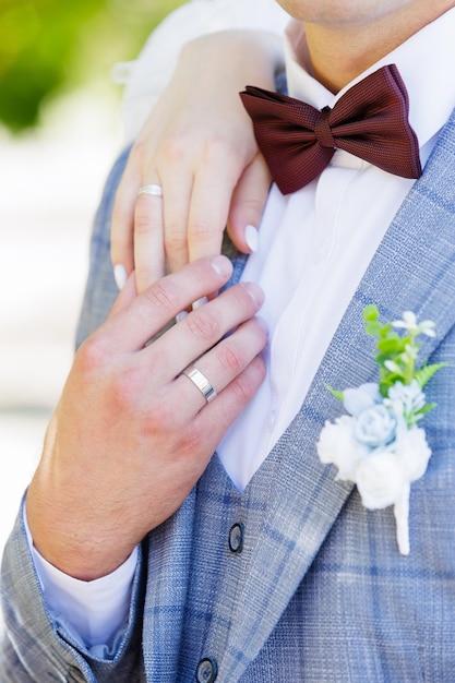 Foto mãos de recém-casados em alianças de casamento