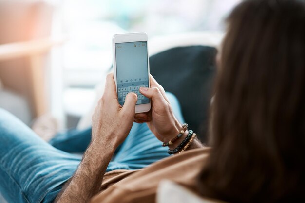 Mãos de tela de telefone e pessoa em casa para rede de comunicação ou conectividade on-line Tecnologia de relaxamento e close-up de celular para digitar texto para contato na sala de estar no apartamento