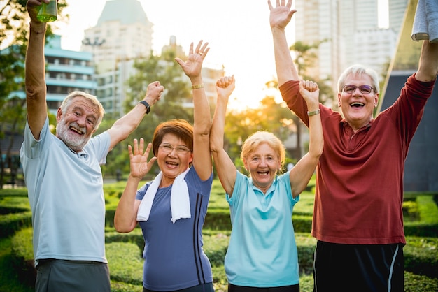 Mãos de trabalho de equipe adulta sênior juntos