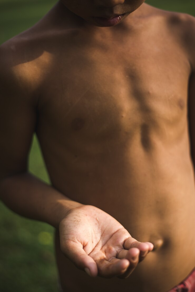Foto mãos de um menino desabrigado e com fome