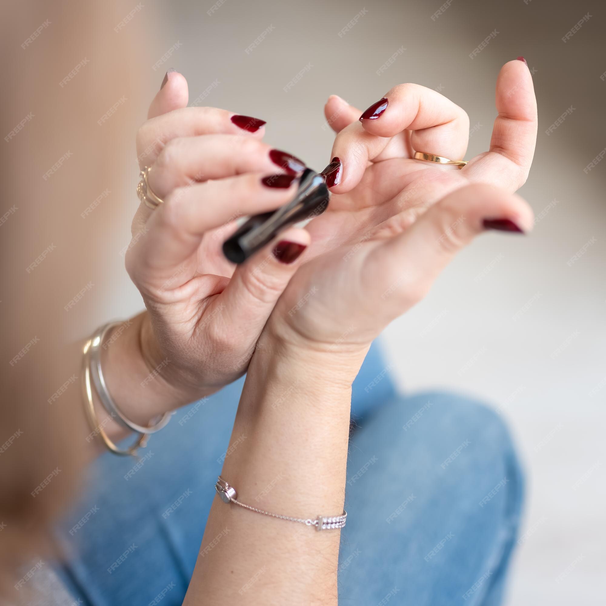 Mulher Pintando Suas Unhas Com Esmalte Laranja Foto de Stock - Imagem de  mulher, caseira: 236268310