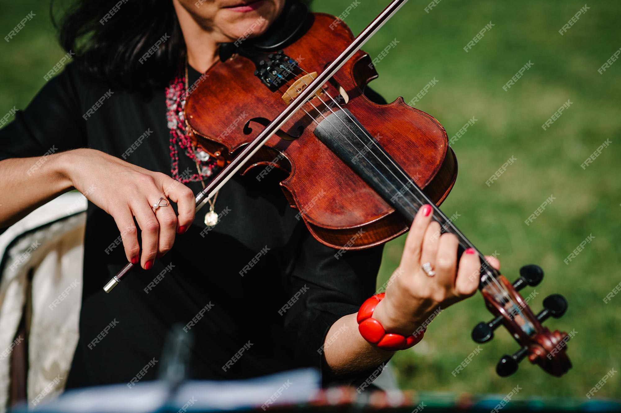 Música de jogador de orquestra de cavalheiro vitoriano vintage tocando  violino