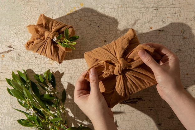 Foto mãos de vista superior segurando o pacote de furoshiki