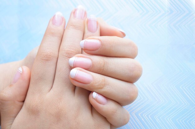 Foto mãos delicadas com manicure francês