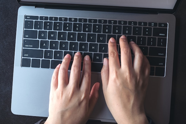 Mãos, digitando, laptop, teclado