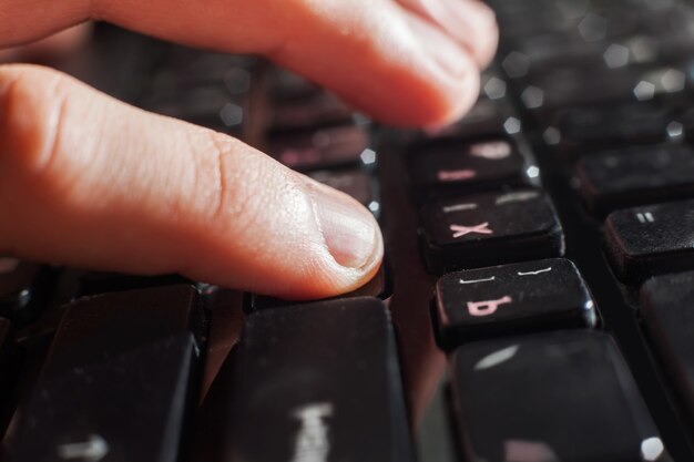 Foto mãos digitando no teclado do computador