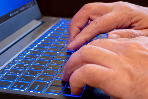 Mãos digitando no teclado do computador