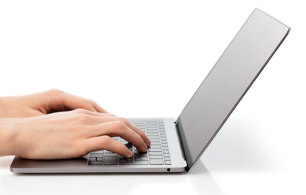 Foto mãos digitando no teclado do laptop moderno