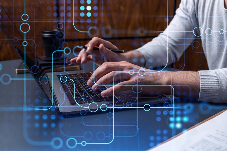 Mãos digitando o teclado para criar um software inovador para mudar o mundo e fornecer um serviço completamente novo Close up shot Gráficos de tecnologia de holograma Conceito da equipe de desenvolvimento