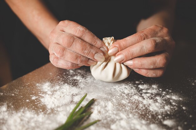 Mãos do chef esculpir khinkali