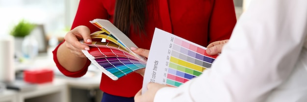 Foto mãos do empresário e empresária em roupas oficiais permanente no escritório e discutir tendências de cores para o trabalho, close-up.