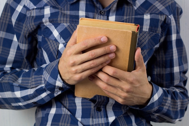 Mãos do homem closeup com livro