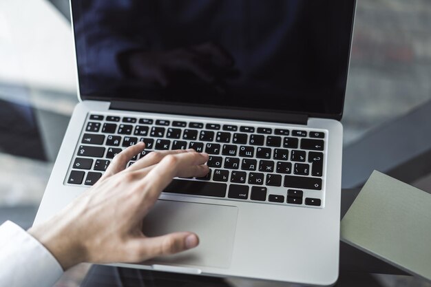 Conceito De Estudo Online a Mão Pálida De Um Homem Tentando Digitar No  Teclado Do Laptop Para Pesquisar a Definição De Algumas Pal Imagem de Stock  - Imagem de pedir, tela: 230325645