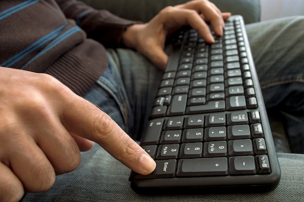 Foto mãos do homem no teclado