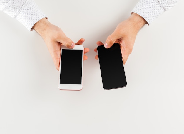 Foto mãos do homem usando smartphone