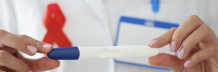 Foto mãos do médico com fita vermelha no peito segurando teste de gravidez closeup