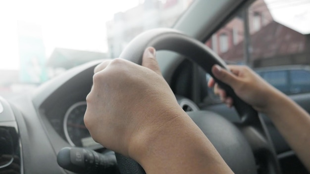 Foto mãos do motorista no volante dirigindo um conceito de carro imagem close-up com foco seletivo