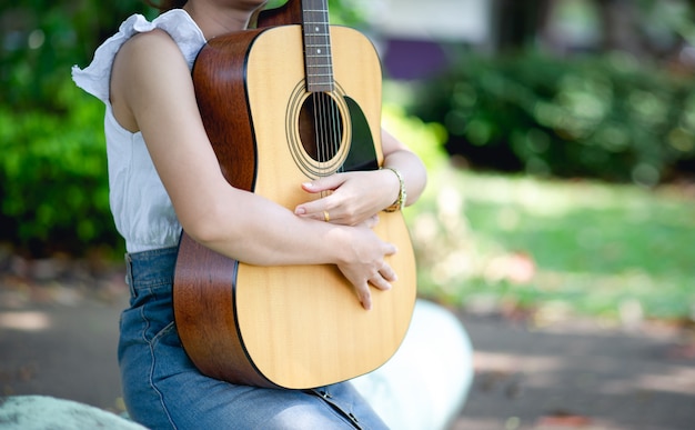 Mãos do músico e violão