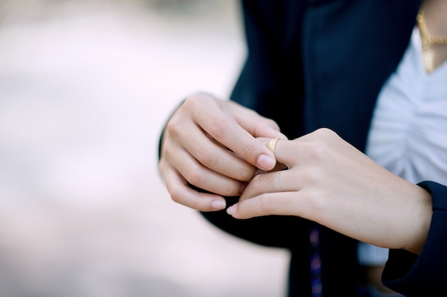 Mãos e anéis de mulheres jovens