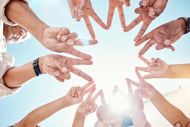 Mãos em close e estrela com trabalho em equipe de maquete e parceria para sol solidário e crescimento Dedos de zoom e grupo com diversão de suporte ou círculo para comunidade de colaboração ou forma de sinal de mão