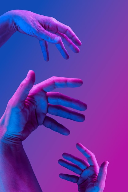 Mãos em estilo surreal em cores de néon azul violeta. Elemento criativo psicodélico moderno com palma humana para cartazes, banners, papel de parede. Copie o espaço para texto. Modelo de estilo de revista. Cultura pop art.