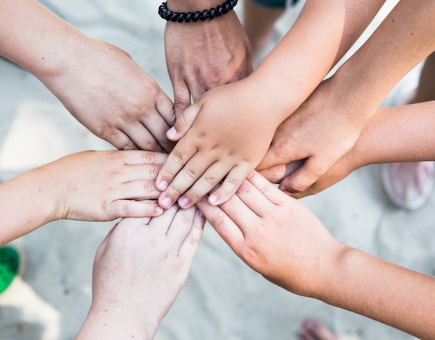 mãos em punho de diversas pessoas conectadas entre si