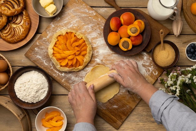 Mãos fazendo torta acima da vista