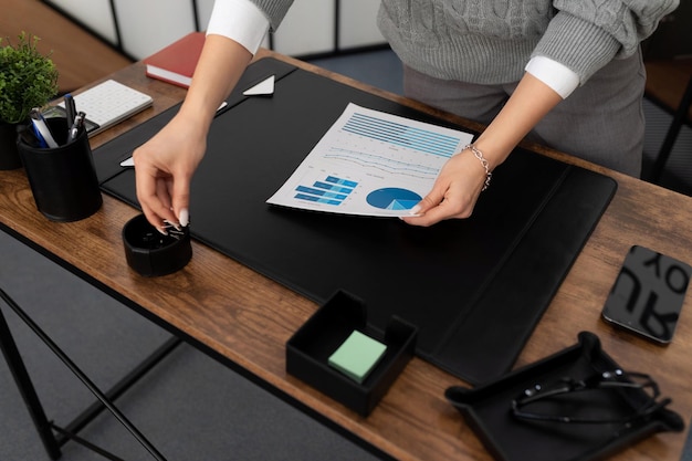 Mãos fechadas com documentos no fundo da mesa do escritório de trabalho