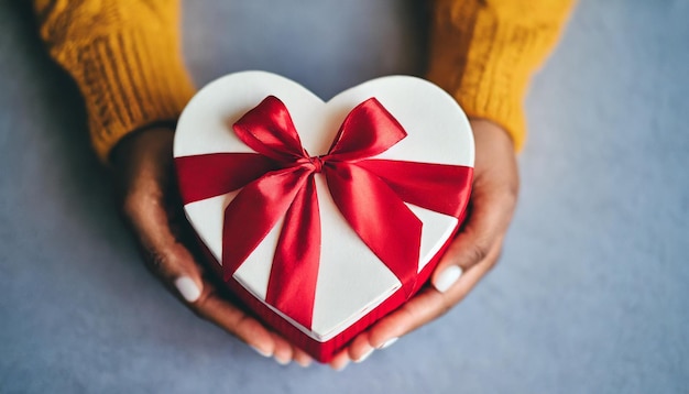 mãos femininas aconchegam um presente em forma de coração incorporando amor e celebração para ocasiões como o Dia dos Namorados