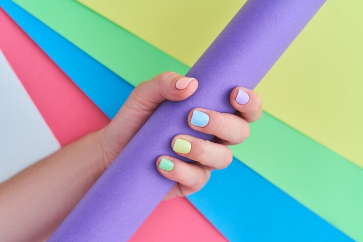 Foto mãos femininas com cores brilhantes em um fundo colorido