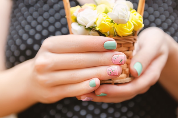 Mãos femininas com design de unhas roxo claro