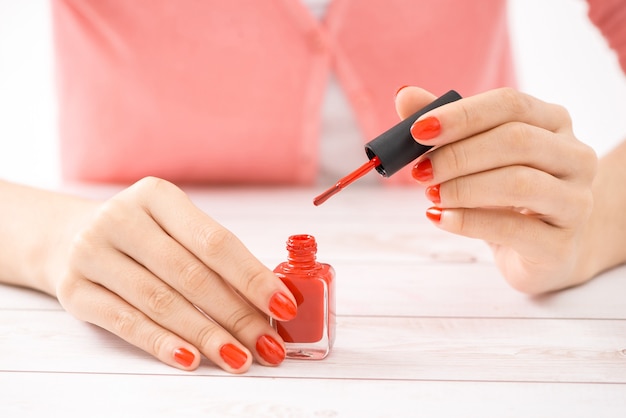 Mãos femininas com ferramentas para manicure. cuidado das unhas.