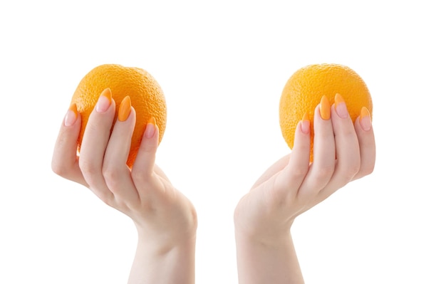 Mãos femininas com laranja isoladas no fundo branco