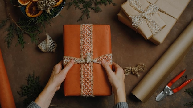 Mãos femininas com presente de Natal