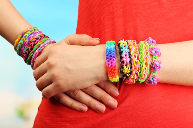 Foto mãos femininas com pulseiras closeup