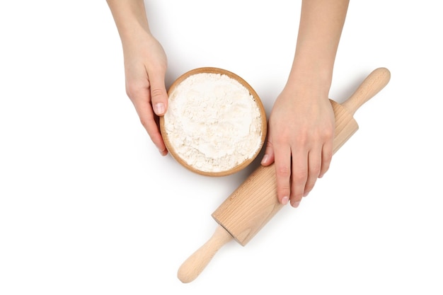 Mãos femininas com rolo e farinha isoladas no fundo branco