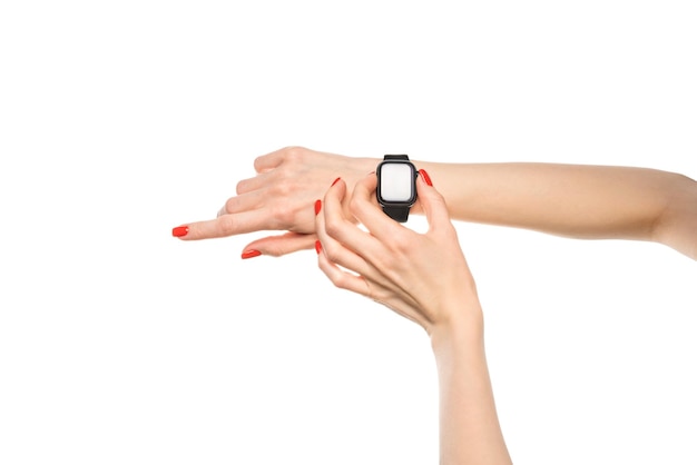 Mãos femininas com smartwatch branco isolado no fundo branco