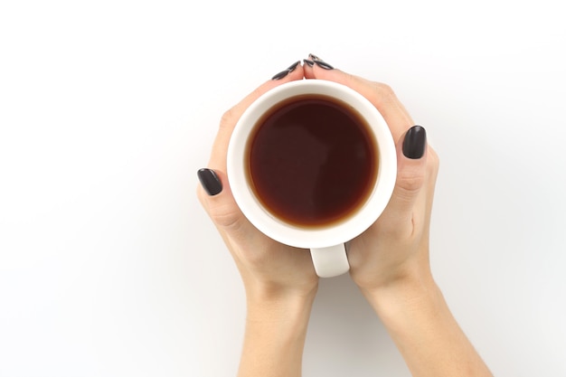 Mãos femininas com vista superior da xícara de chá branco